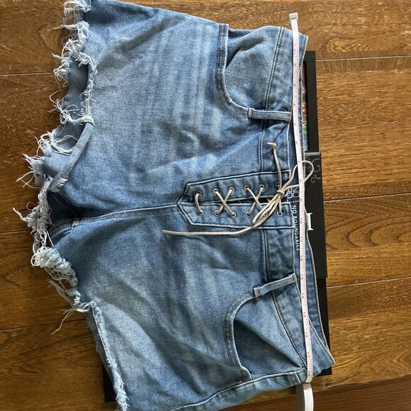 No Boundaries Juniors Size 17 Lace Up Blue Denim Cut Off Fringe Jeans Shorts - Picture 3 of 6